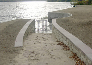 gemauerte Uferwand mit Tor